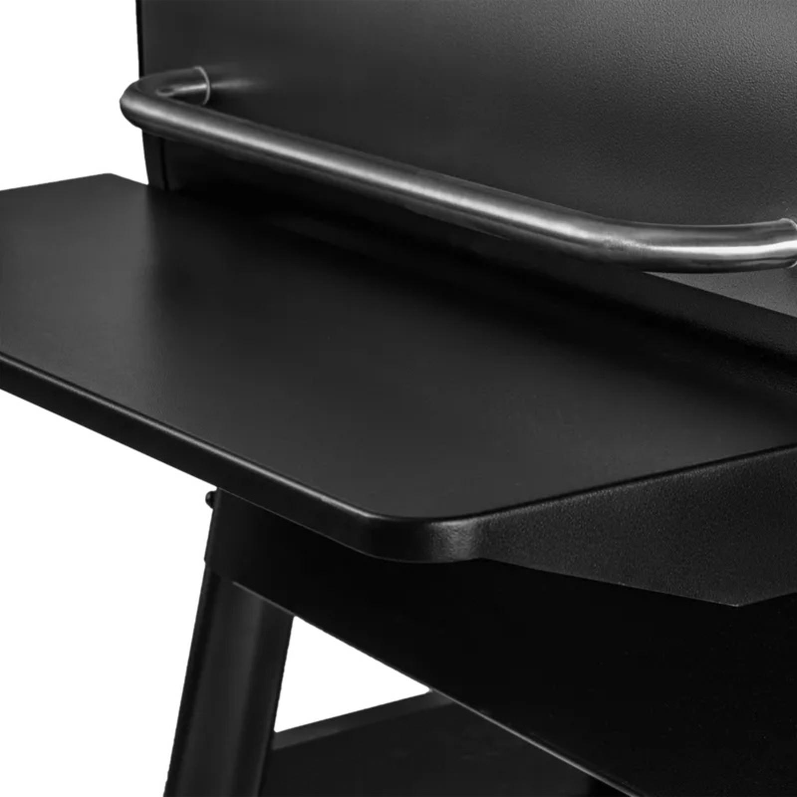 traeger-p780-iw885-foldingfrontshelf-closeup