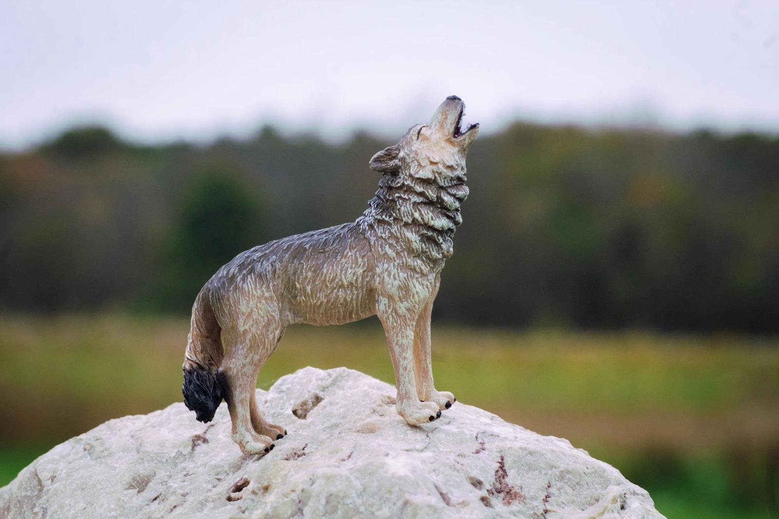 timber-wolf-howling-model-breyer-610993_2400x1600