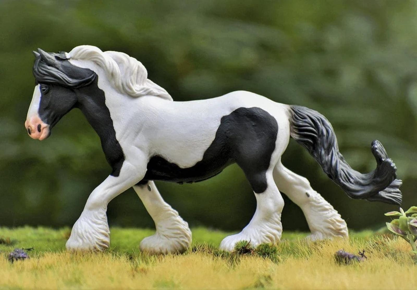 black-white-piebald-gypsy-mare-model-breyer-421291_1004x700