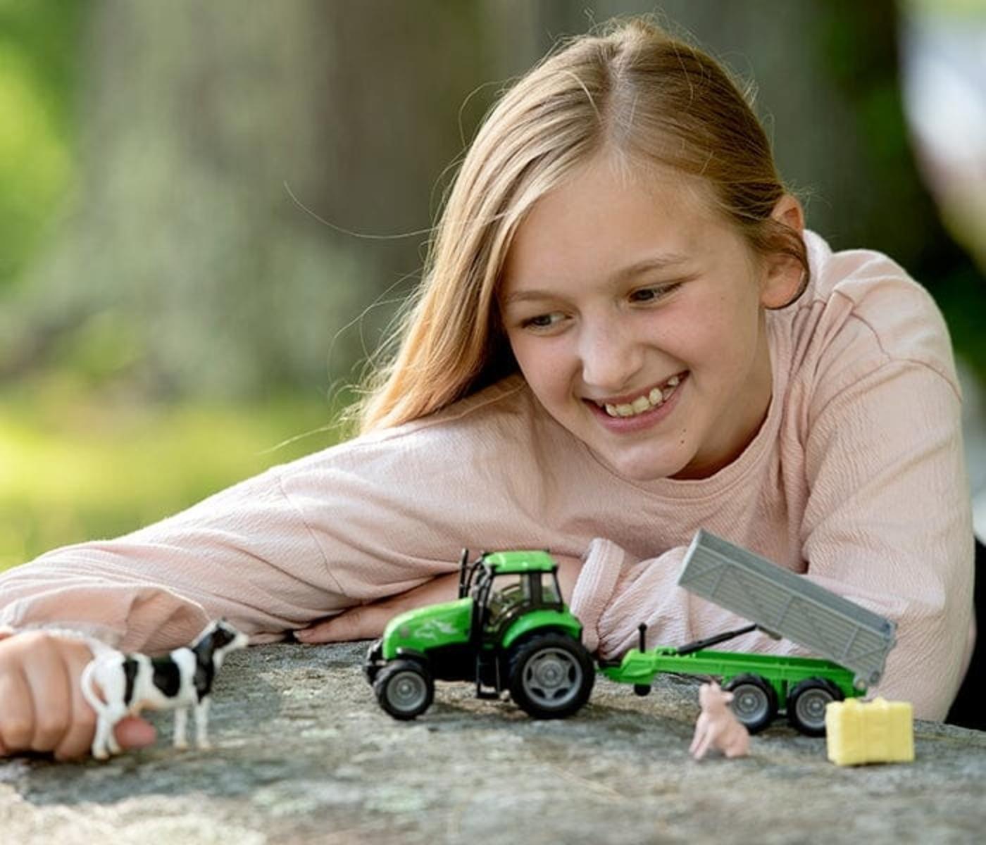 breyer-farms-tractor-and-tag-a-long-wagon-model-breyer-446963_700x600