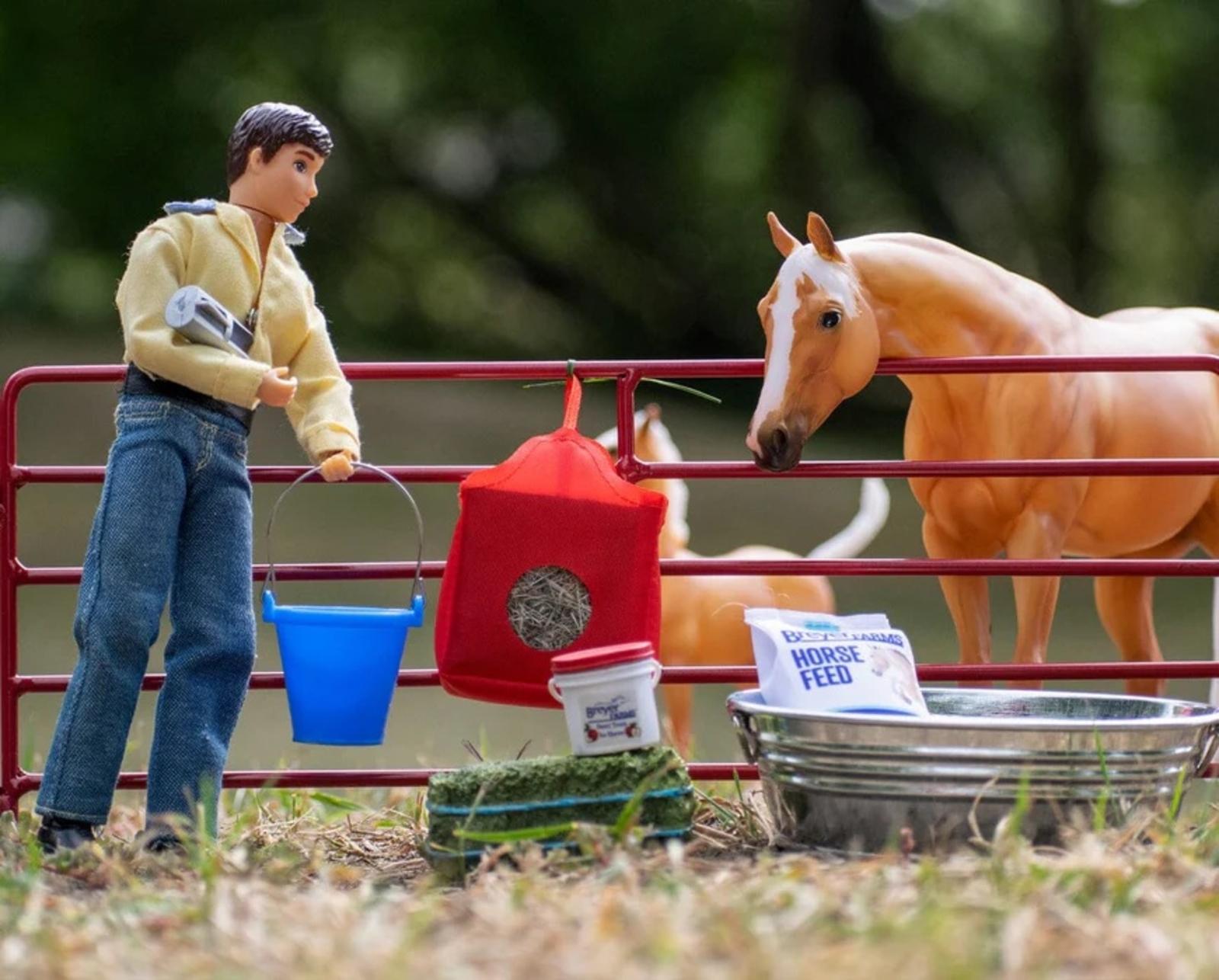 stable-feed-set-model-breyer-217925_870x700