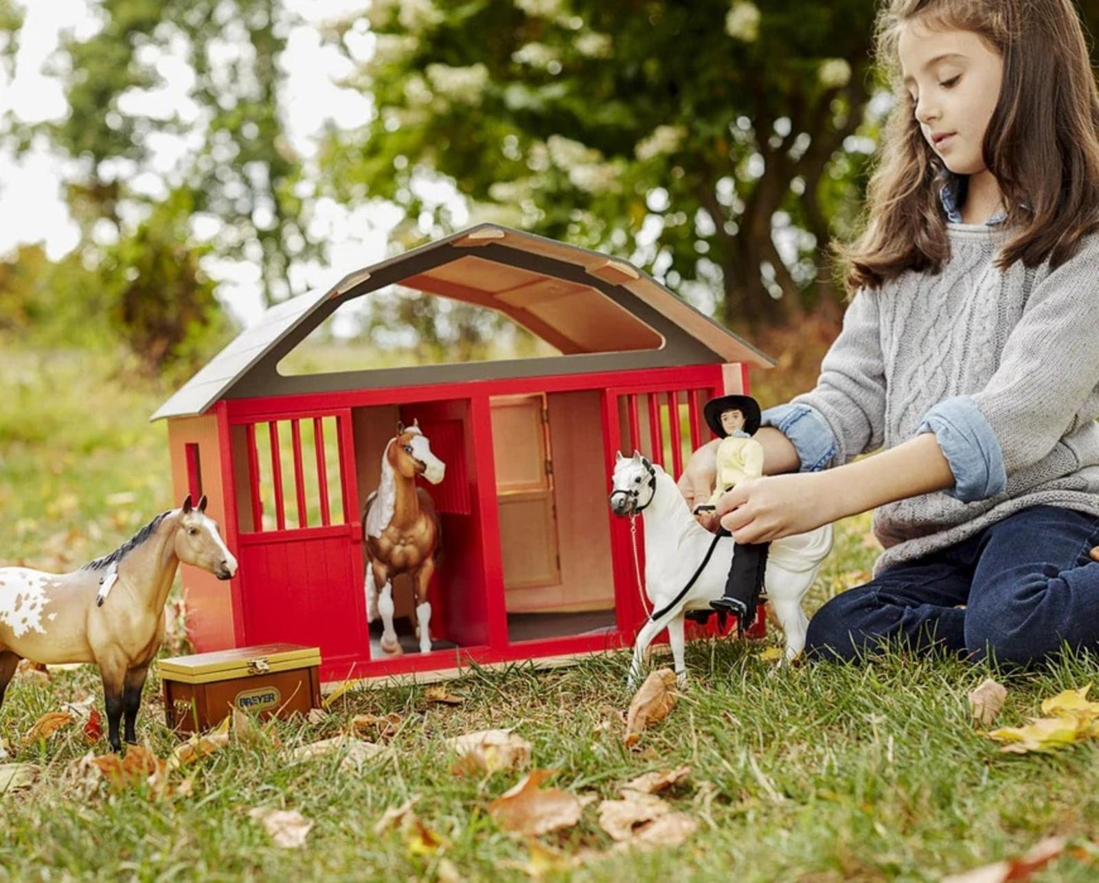 two-stall-barn-model-breyer-976932_870x700