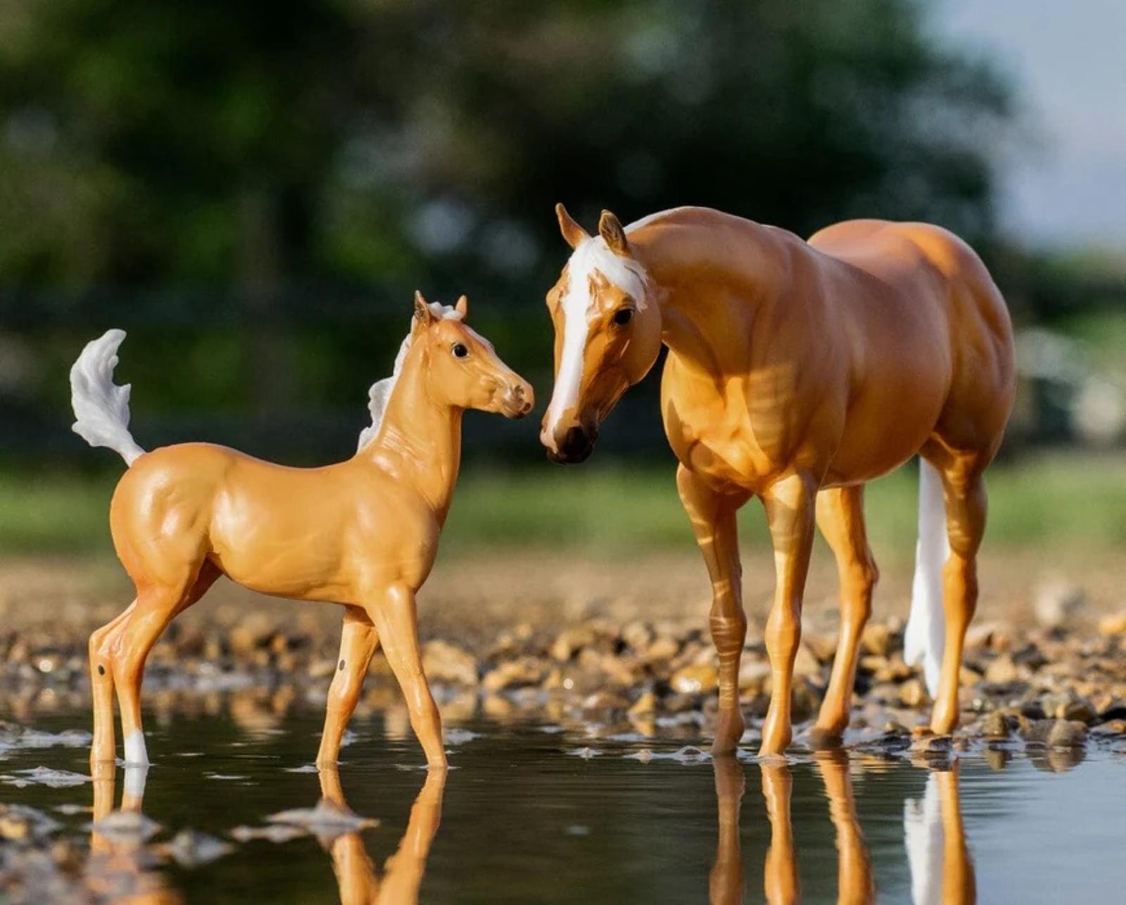 ebony-shines-and-charlize-quarter-horse-set-model-breyer-242328_870x700