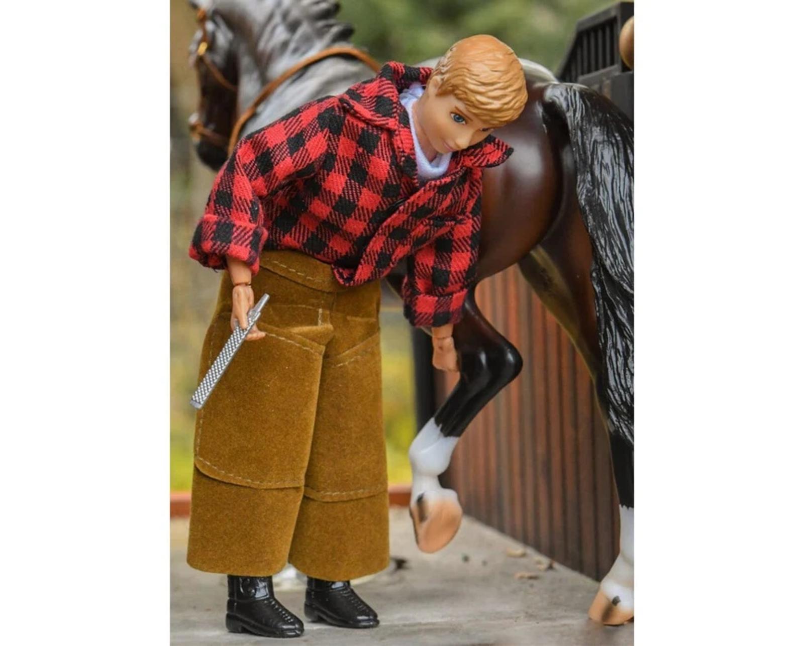 farrier-with-blacksmith-tools-8-figure-model-breyer-389961_870x700