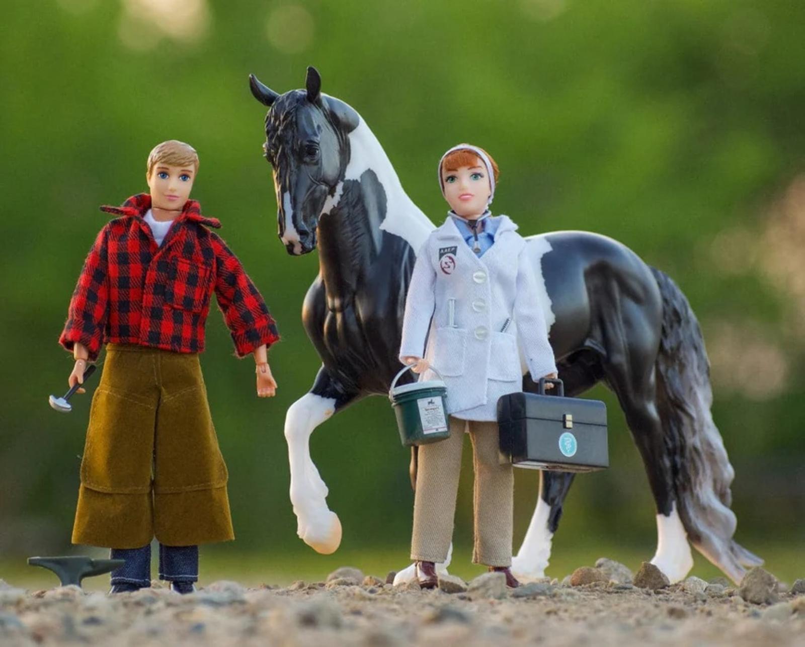 farrier-with-blacksmith-tools-8-figure-model-breyer-623624_870x700