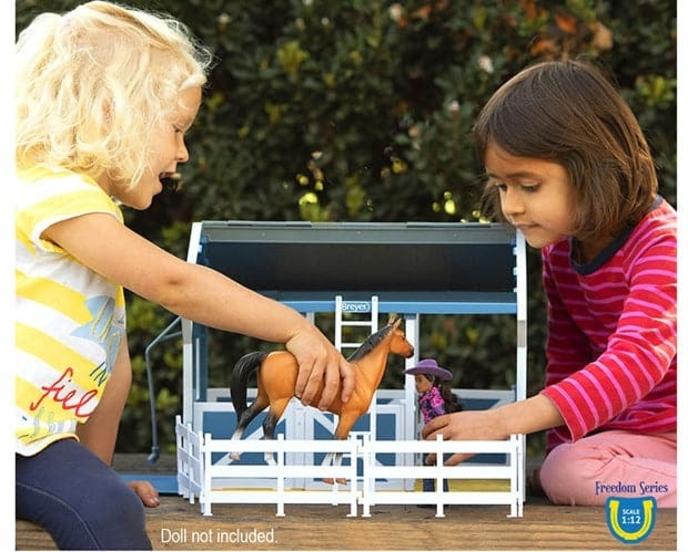 content/products/deluxe-country-stable-with-horse-wash-stall-model-breyer-983029_620x499