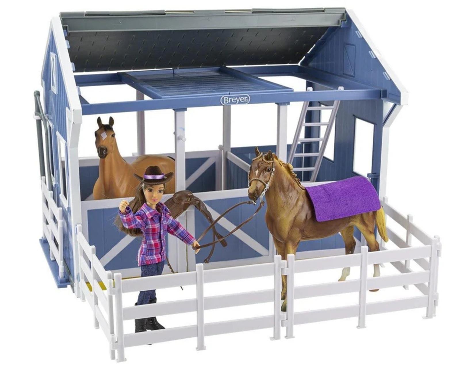 deluxe-country-stable-with-horse-wash-stall-model-breyer-637603_870x700