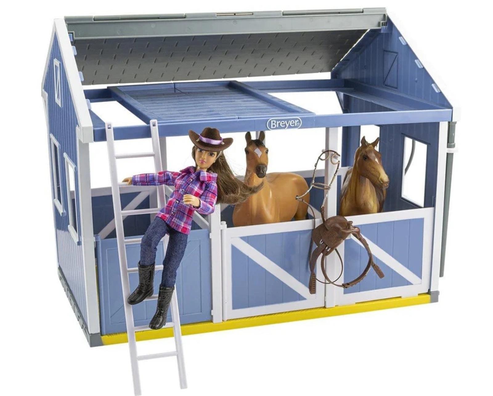 deluxe-country-stable-with-horse-wash-stall-model-breyer-710525_870x700