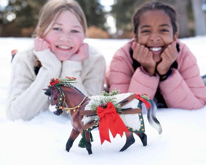 content/products/apres-ski-2024-holiday-horse-model-breyer-411654_870x700