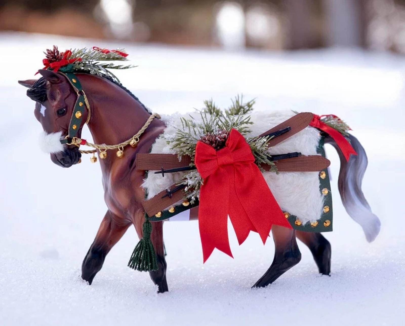 apres-ski-2024-holiday-horse-model-breyer-411654_870x700