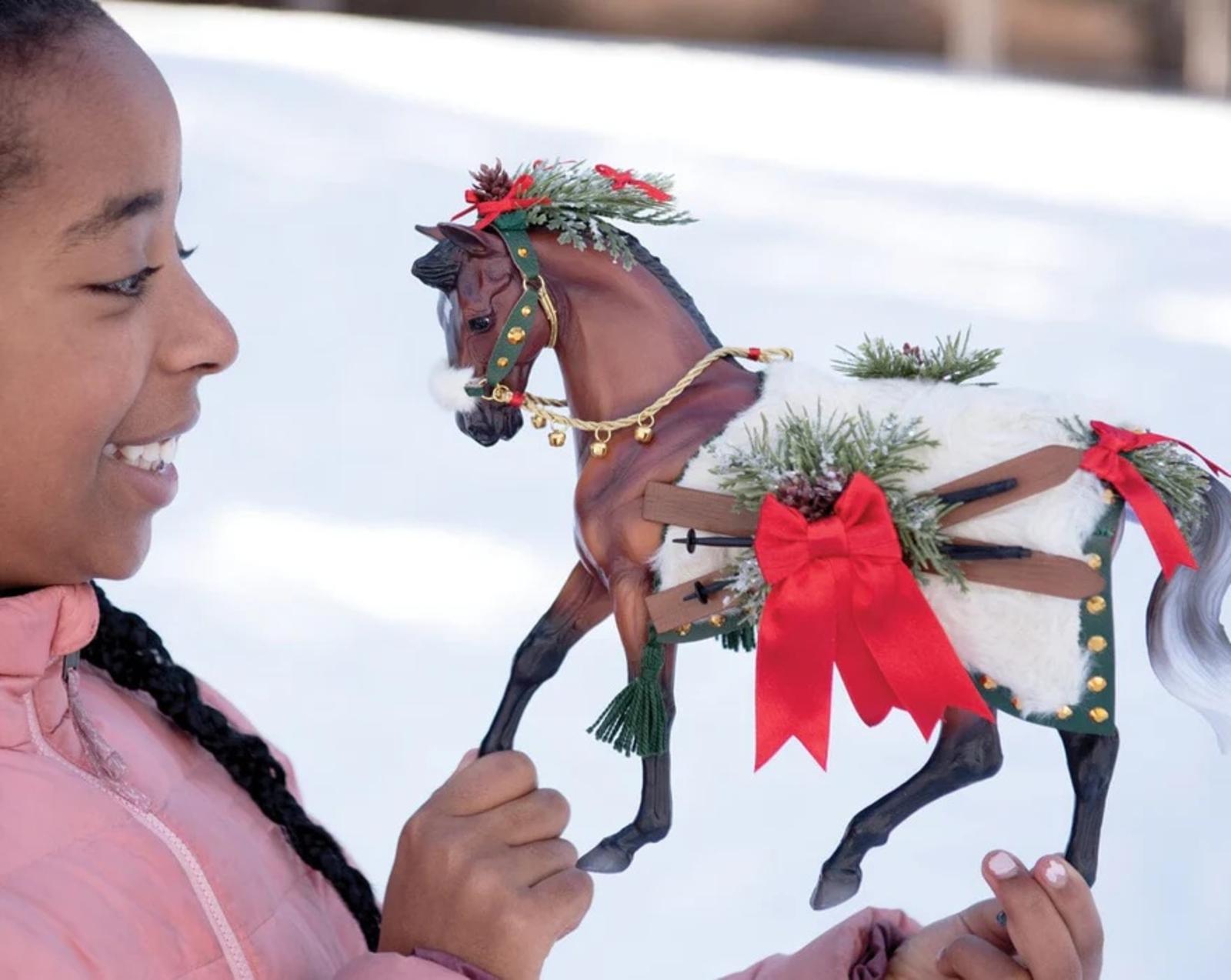 apres-ski-2024-holiday-horse-model-breyer-440512_879x700