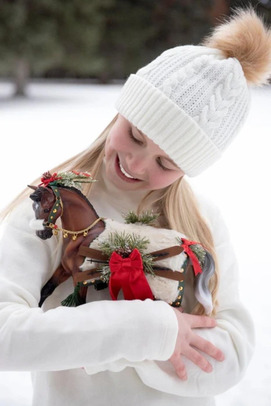 apres-ski-2024-holiday-horse-model-breyer-599421_468x700